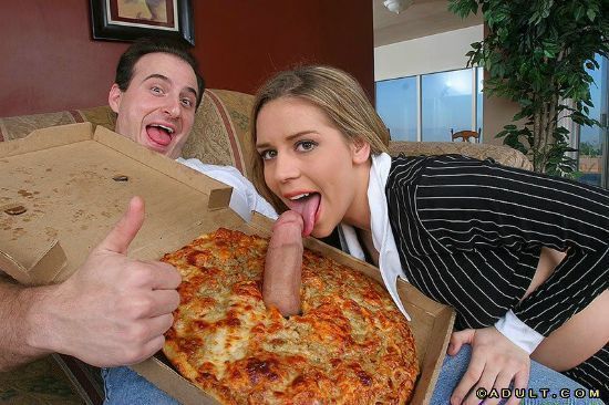 Банальный секс шалавы с разносчиком пиццы 